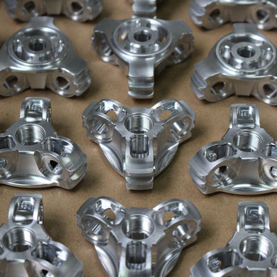 Disesuaikan Mekanik Bagian Aluminium CNC Sandblasting Silk Screening Surface Finish