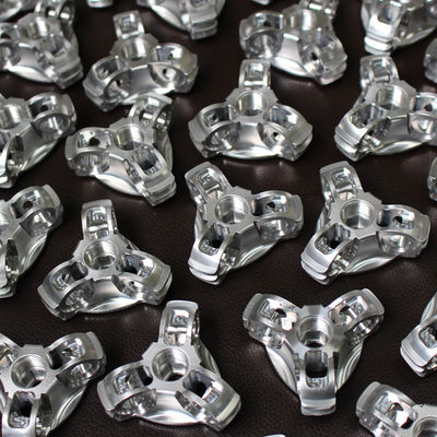 Bagian Aluminium CNC Giling Presisi Tinggi Sandblasting Anodizing Silver Surface Finish