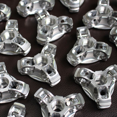 Bagian Aluminium CNC Giling Presisi Tinggi Sandblasting Anodizing Silver Surface Finish