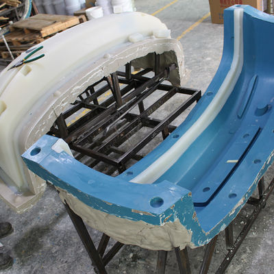 Reaction Injection Moulding RIM Bagian Bumper Besar Untuk Industri Mobil Manufaktur Volume Rendah