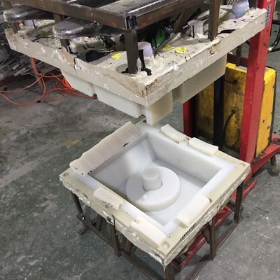 Cetakan Injeksi Reaksi Bagian Prototipe Volume Rendah Bahan Polyurethane